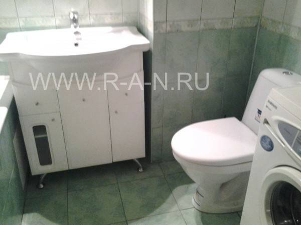 Совмещенный санузел отделан белой плиткой