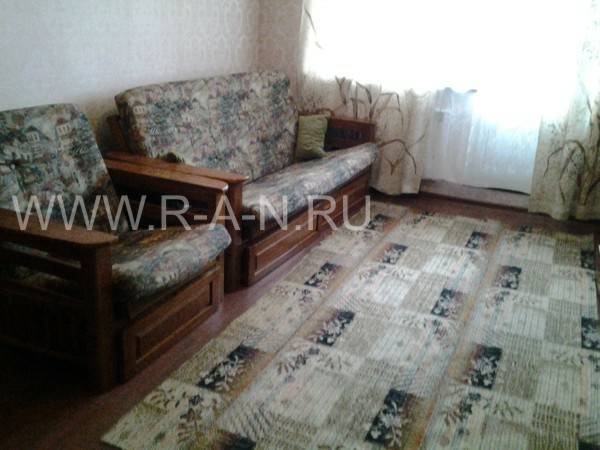 Диван и кресло в комнате