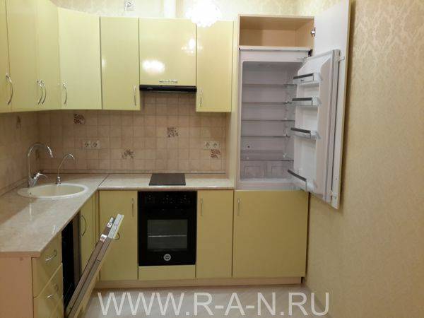 Кухонный гарнитур и холодильник