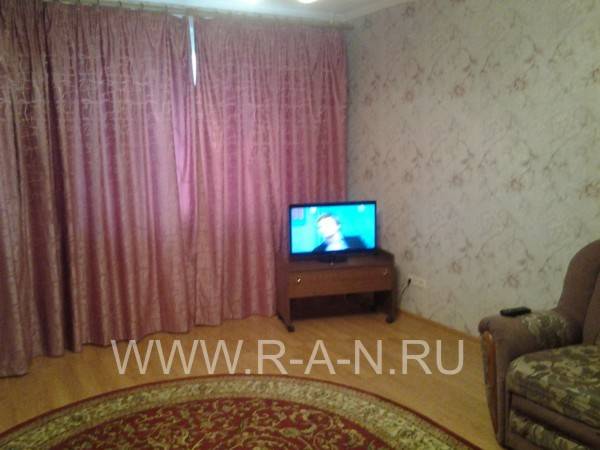 комната в квартире с мебелью