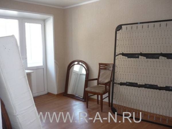 Из комнаты выход на балкон