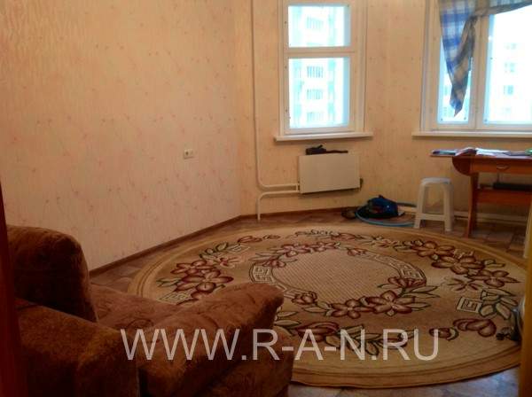 Комната с эркером и мебелью