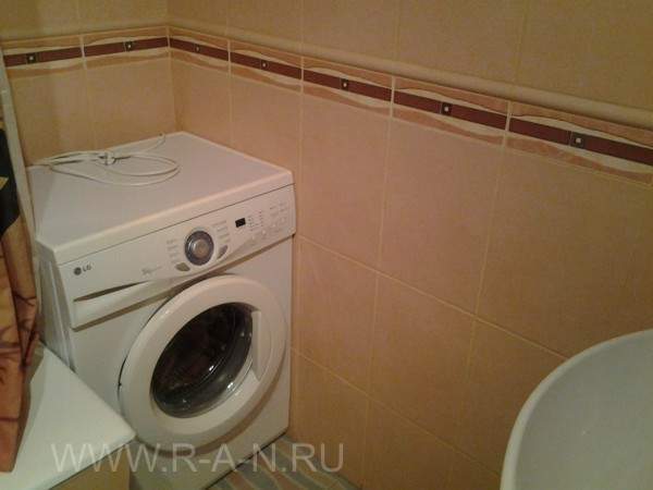 Стиральная машинка в ванной комнате